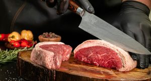 koksmes snijdt in vlees