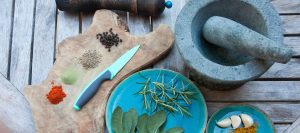 snijplank, met mes, vijzel en kruiden