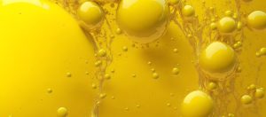goudkleurige olie met bubbels