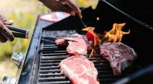 BBQ met verschillende stukjes vlees erop