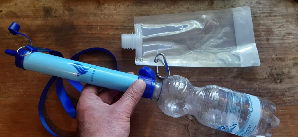 waterfilter noodpakket met fles eraan