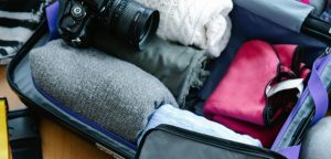 open koffer met opgevouwen nekkussen