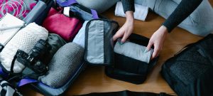 Koffer in pakken met packing cubes